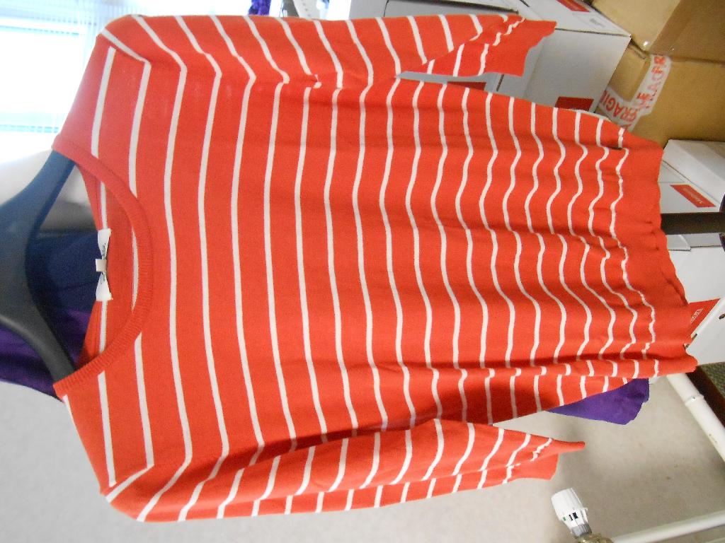 3535 HOWTH LADIES FINE GUAGE, LIGHTWEIGHT KNIT COTTON SWEATER.
TO BE USED AS A GARMENT TO COVER THE UPPER TORSO AND ARMS.
MADE FROM 100% COTTON.
THE SWEATER IS MULTICOLOURED WITH A CREW NECKLINE.  AVAILABLE IN VARIOUS COLOURS.