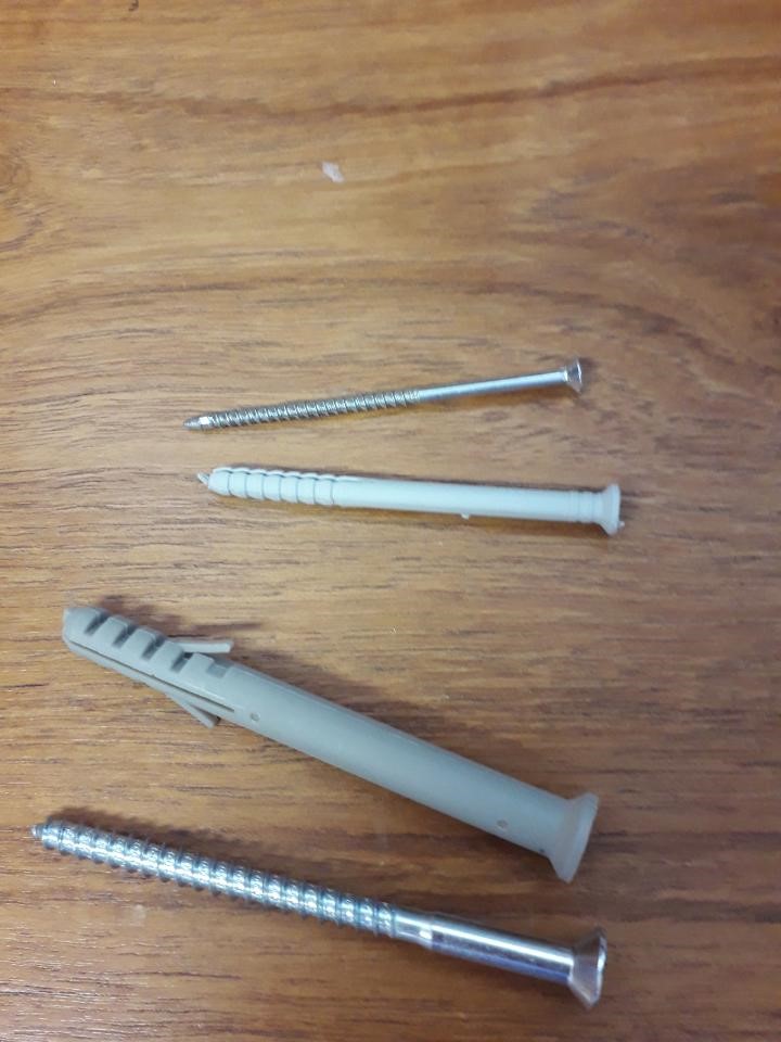 COUNTERSUNK HAMMER AND FRAME FITTINGS.
THE ITEMS ARE USED TO SECURE TIMBER PRODUCTS TO CONCRETE PRODUCTS.
MADE FROM HARDENED STEEL WITH NYLON PLUG.
THEY ARE THREADED WITH A SLOTTED HEAD.