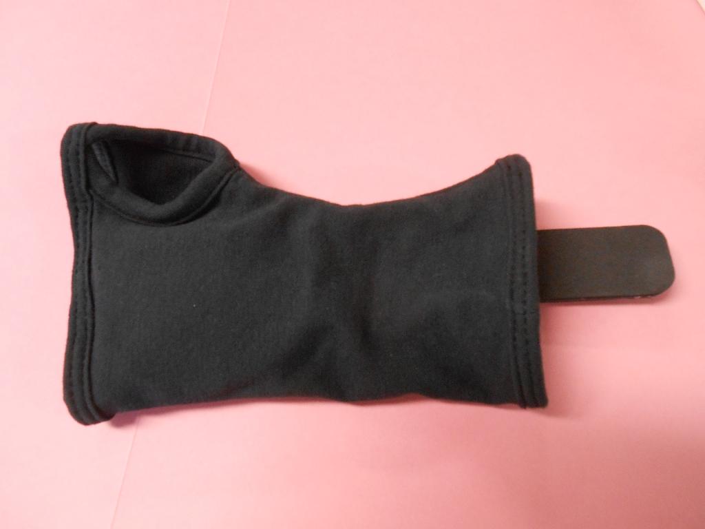 THE PATENTED SMART GLOVE HELPS PREVENT AND RELIEVE WRIST PAIN ACSSOCIATED WITH CARPEL TUNNEL SYNDROME, ARTHRITIS AND TENDONITIS BY ENCOURAGING PROPER HAND AND WRIST POSITION. IN ADDITION TO BEING DESIGNED BY AN ORTHOPEDIC SURGEON, THE SMART GLOVE PRODUCT HAS ALSO EARNED THE ARTHRITIS FOUNDATION'S EASE OF USE COMMENDATION FOR ITS DESIGN.
THE IMAK SMART GLOVE FEATURES A FLEXIBLE SUPPORT SPLINT, WASHABLE, BREATHABLE COTTON MATERIAL FOR ALL DAY COMFORT AND A MASSAGING ERGOBEADS PAD UNDER THE WRIST, WHICH CUSHIONS AND IMPROVES CIRCULATION

HELPS PREVENT AND RELIEVE CARPAL TUNNEL SYNDROME
INCREASES COMFORT AND CIRCULATION
ENSURES ERGONOMICALLY CORRECT WRIST POSITION
CUSHIONS AND PROTECTS THE UNDERSIDE OF THE WRIST, INCLUDING THE PISIFORM BONE
REVERSIBLE TO FIT LEFT OR RIGHT HAND
USE SMART GLOVE FOR CARPAL TUNNEL SYNDROME, ARTHRITIS, TENDONITIS, HAND FATIGUE AND OTHER WRIST AND HAND PAIN. ALSO GREAT FOR PREGNANCY RELATED CARPAL TUNNEL SYNDROME
KNITTED TEXTILE; GLOVE COMPOSITION 92% COTTON AND 8% SPANDEX AS PER PRODUCT LABEL