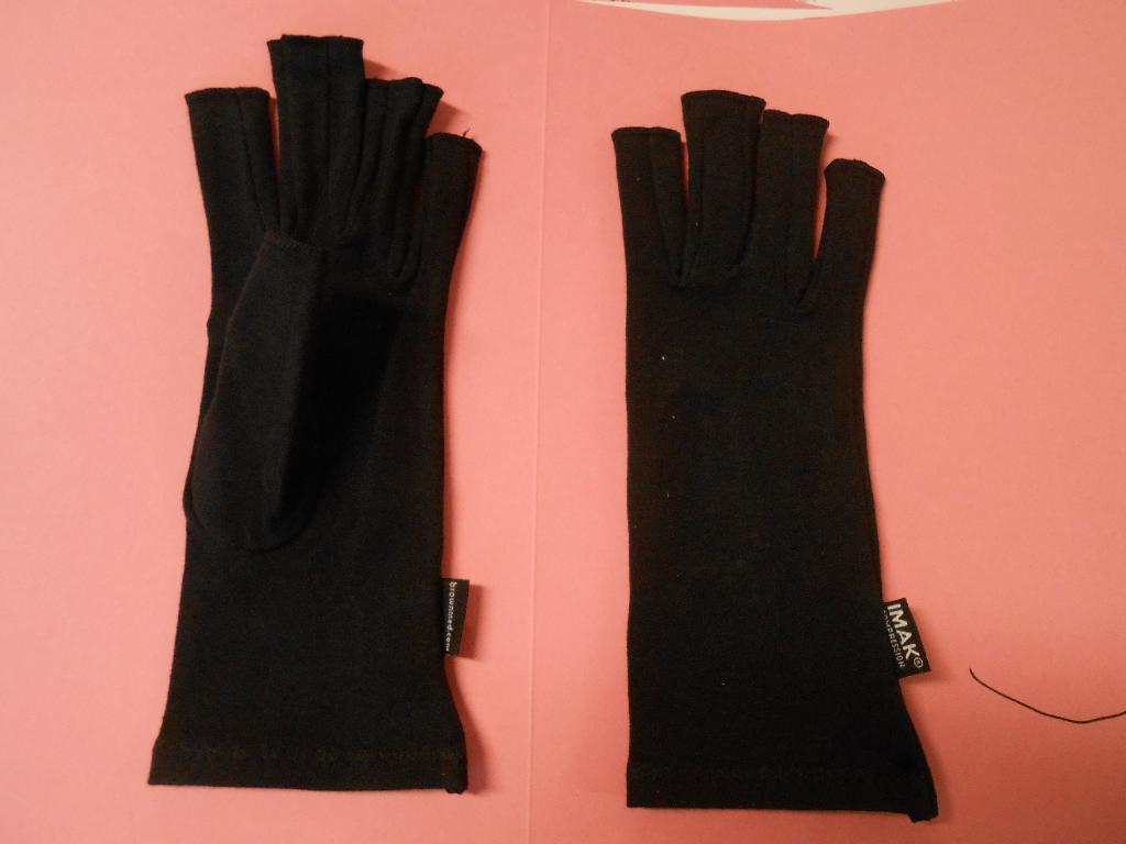 IMAK COMPRESSION ARTHRITIS GLOVES
DESIGNED TO HELP RELIEVE ACHES, PAINS AND STIFFNESS ASSOCIATED WITH ARTHRITIS OF THE HANDS, IMAK COMPRESSION ARTHRITIS GLOVES ARE THE ONLY GLOVES ON THE MARKET TO HAVE EARNED THE ARTHRITIS FOUNDATION'S EASE OF USE COMMENDATION FOR ITS DESIGN

THE UNIQUE DESIGN OF THE IMAK COMPRESSION ARTHRITIS GLOVES PROVIDES MILD COMPRESSION FOR WARMTH AND HELPS INCREASE CIRCULATION WHICH ULTIMATELY REDUCES PAIN AND PROMOTES HEALING. THE ARTHRITIS GLOVES ARE MADE OF SOFT BREATHABLE COTTON MATERIAL, MEANING THEY ARE COMFORTABLE ENOUGH TO WEAR ALL DAY AND NIGHT. THE OPEN FINGERTIPS ALLOW YOU COMPLETE FREEDOM TO FEEL, TOUCH AND GRIP SO YOU CAN PERFORM DAILY TASKS WITHOUT ISSUE

EFFECTIVE NON-INVASIVE ARTHRITIS RELIEF
PROVIDES MILK COMPRESSION TO HELP CONTROL OR DECREASE SWELLING OF THE JOINTS
OPEN FINGERTIPS ALLOW FREEDOM TO FEEL, TOUCH AND GRIP
COTTON MATERIAL ALLOWS SKIN TO BREATHE AND KEEPS HANDS DRY
COMFORTABLE TO USE ALL DAY AND NIGHT
KNITTED TEXTILE; COMPOSITION 92% COTTON AND 8% SPANDEX AS PER PRODUCT LABEL