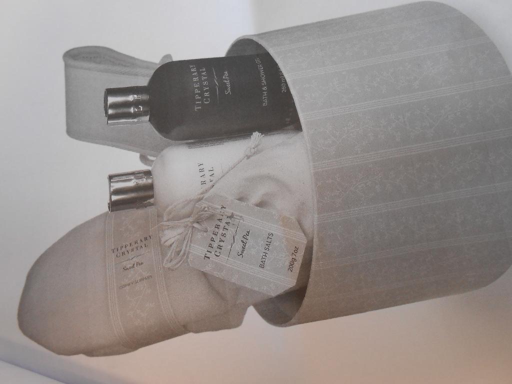 BATH AND SHOWER GEL IN 260ML BOTTLE
SOLD IN A BATH AND SHOWER SET WITH OTHER ITEMS WHICH HAVE BEEN CLASSIFIED SEPARATELY. THE SET ALSO CONTAINS SCENTED BODY LOTION, BATH SALT, EXFOLIATING BACK SCRUBBER AND SLIPPERS PACKED IN A CARDBOARD HAT SHAPED BOX