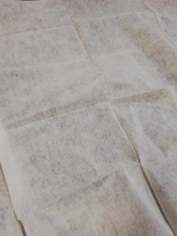 DISPOSABLE BED LINEN OF NON WOVEN RAYON, FOR HOSPITAL USE.