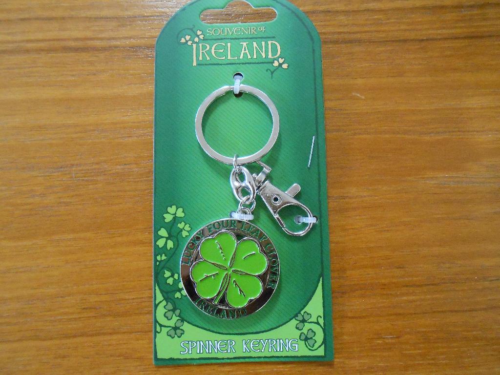 ZINC ALLOY KEYRING WITH AN ORNAMENTAL ATTACHMENT IN THE FORM OF A SPINNING FOUR LEAF CLOVER