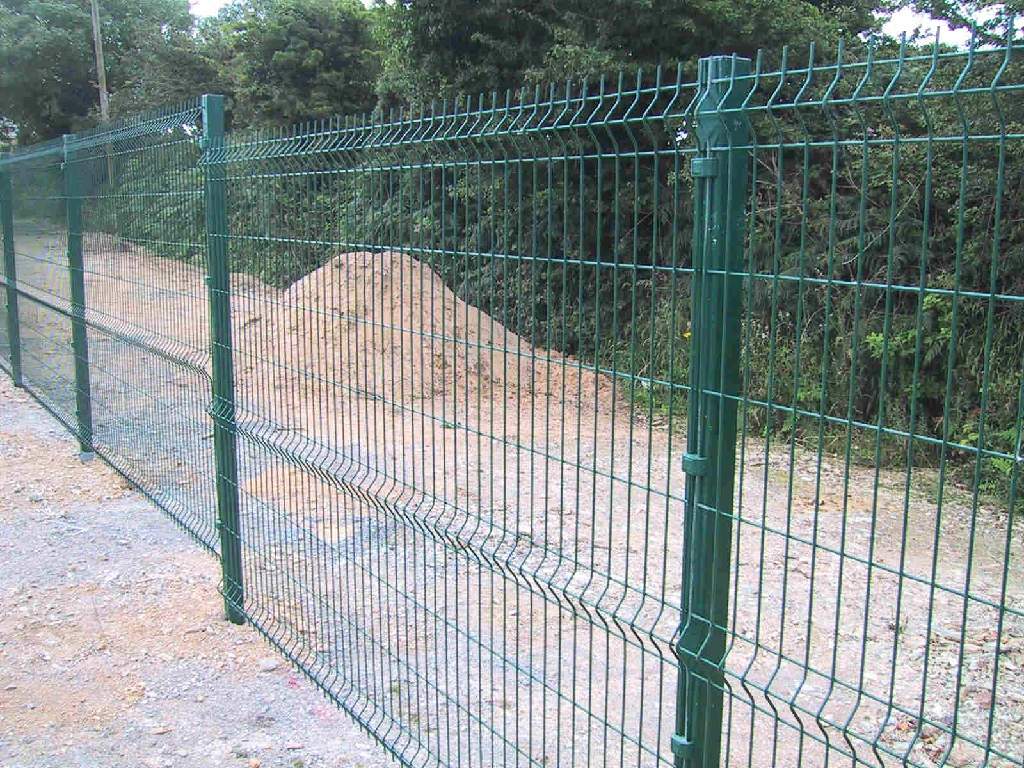 THESE ARE FENCE ELEMENTS CONSISTING OF STEEL POSTS AND GALVANISED AND POWDER-COATED STEEL WIRES, CONNECTED HORIZONTALLY AND VERTICALLY WITH A MESH SIZE OF 200 X 25MM AND 12.7 X 76.2MM.
THE PRODUCTS ARE INTENDED TO BE PERMANENTLY ATTACHED TO THE GROUND TOGETHER WITH POSTS.