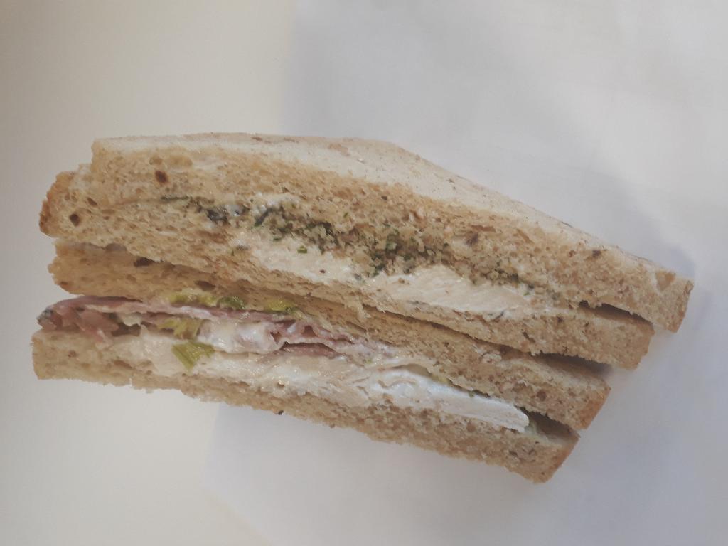 Ready to eat  dual sandwich, chilled
For human consumption
Dual sandwich: 
1st half: Chicken with stuffing: cooked chicken meat slices and bread crumbs filling, filling placed between two slices of bread
2nd half: Chicken, Bacon and letuce: cooked chicken meat slices, slices of cooked bacon and lettuce.
Filling placed between two slices of bread, packed into sealed cardboard case