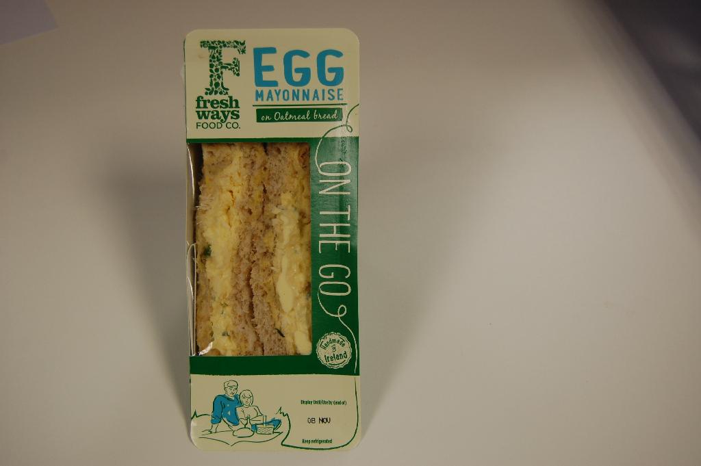 Ready to eat sandwich with filing. Hard-boiled egg, spring onion & chives in seasoned mayonnaise on brown bread with oatmeal.
For human consumption
Chilled
Packed into sealed cardboard case