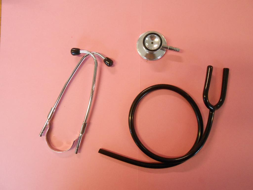 BLACK PREMIUM STETHOSCOPE. THIS IS A MEDICAL DIAGNOSITC INSTRUMENT. THE STETHOSCOPE IS USED BY DOCTORS AND MEDICAL PROFESSIONALS TO LISTEN TO THE HEART AND LUNGS OF A PATIENT, WHEREBY THE SOUNDS OR TONES THAT ARE HEARD ARE EVALUATED DIAGNOSTICALLY.