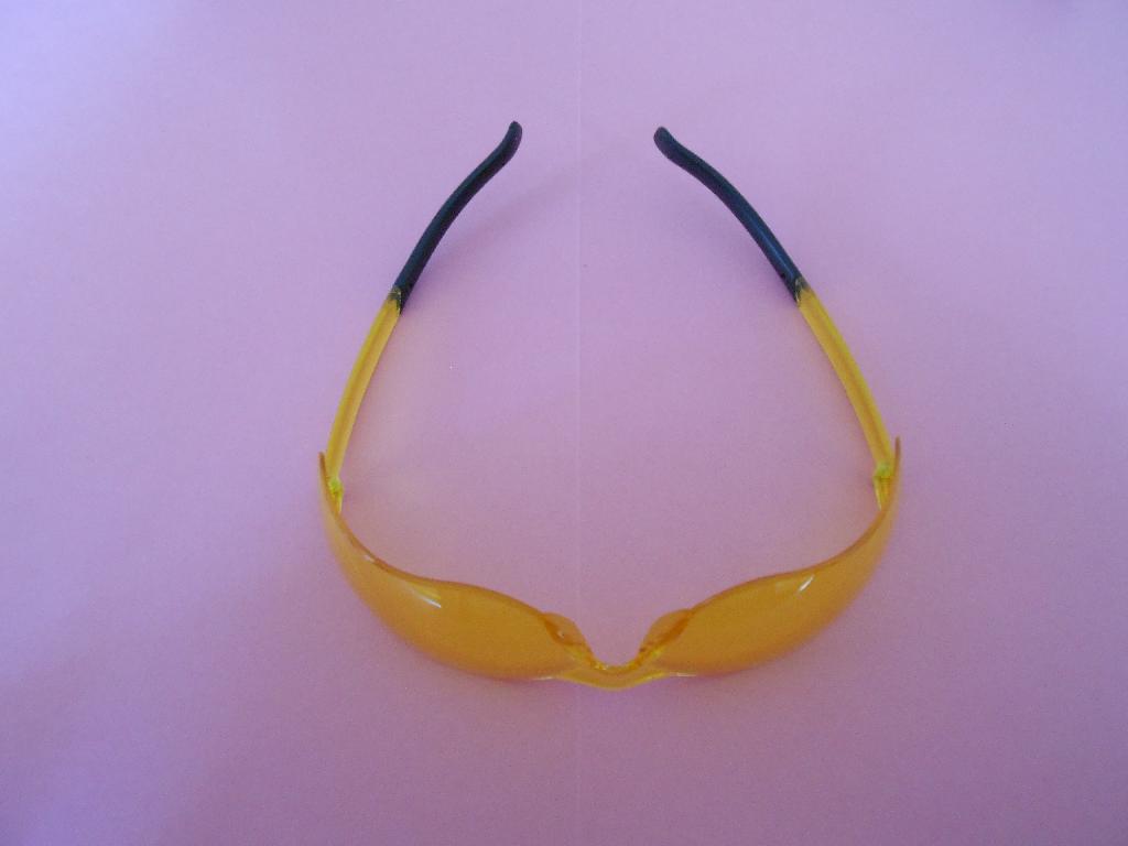 WRAPAROUND EYESHIELD/SAFETY GLASSES WITH CLEAR, AMBER-COLOURED LENS.  THE LENS ARE ANTI-FOG AND ARE MADE FROM POLYCARBONATE.