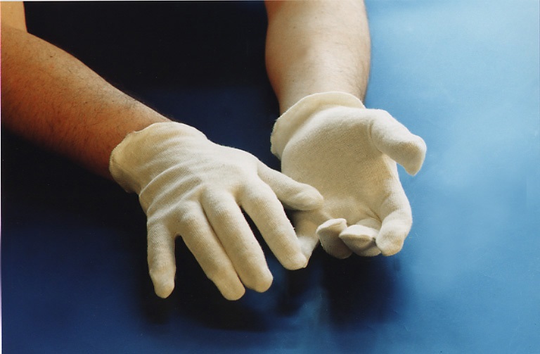 A glove of 100% knitted cotton. The glove is hemmed at the cuffs, is unlined and is available in a variety of stitch sizes