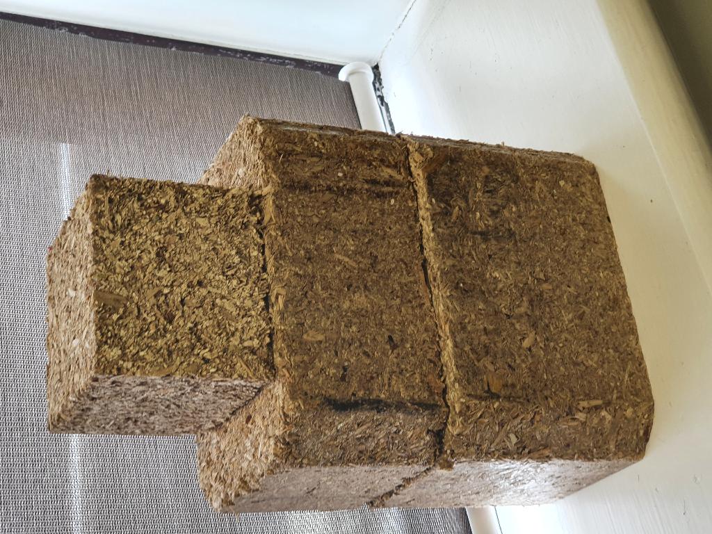 COMPOSITE BLOCKS: FSC mix 85% Chain of custody Reg No: SGS-COC-008542 Spieces Mixed ;Lartix spp;Picea abies;Picea sitchenis;Pinuscontorta;Pinis sylvestris;Psuedotsuga menziesii
USED FOR MAKING PALLET.
THE COMPOSITE BLOCKS ARE THE BLOCKS THAT CREATE THE GAP IN PALLETS FOR THEM TO BE LIFTED.
MADE FROM A MIXTURE OF RECYCLED WOODCHIP, VIRGIN WOODCHIP, SAWDUST