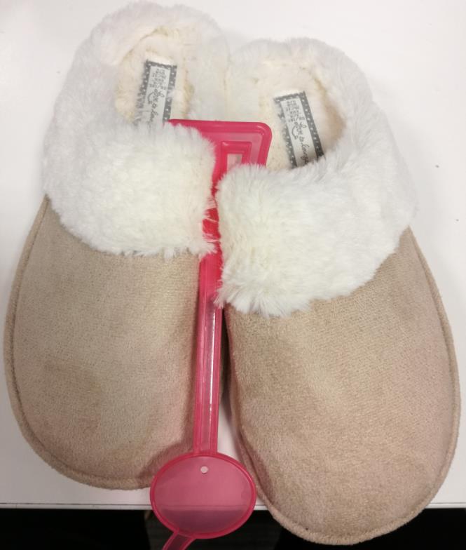 LADIES FAUX SUEDE MULE STYLE SLIPPER WITH A CLOSED IN TOE. UPPERS OF TEXTILE, OUTER SOLES OF PLASTIC
COVERED WITH TEXTILE. THE TEXTILE IS CONSIDERED TO BE THE SURFACE IN GREATEST CONTACT WITH THE GROUND