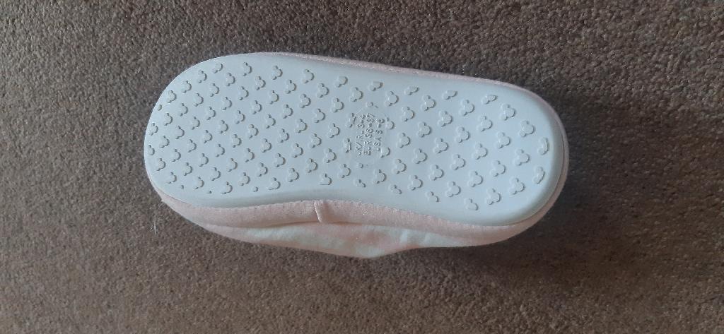 LADIES MULE STYLE SLIPPER WITH A CLOSED IN TOE, WITH A SILHOUETTE OF A WELL KNOWN ANIMATION CHARACTER
ON THE FRONT OF THE SLIPPER. UPPERS OF TEXTILE, OUTER SOLES OF PLASTIC COVERED WITH TEXTILE. THE TEXTILE IS CONSIDERED TO BE THE SURFACE IN GREATEST CONTACT WITH THE GROUND