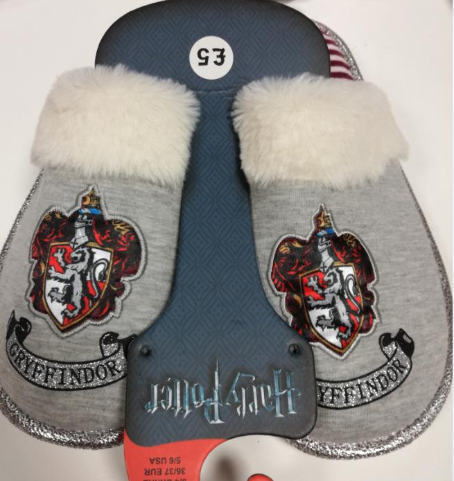 A MULE STYLE SLIPPER WITH A CLOSED IN TOE, WITH A FAMOUS FILM AND BOOK SCHOOL HOUSE LOGO ON THE FRONT OF THE SLIPPER. UPPERS OF TEXTILE, OUTER SOLES OF PLASTIC COVERED WITH TEXTILE. THE TEXTILE IS CONSIDERED TO BE THE SURFACE IN GREATEST CONTACT WITH THE GROUND AND HAS SUFFICIENT WEARING PROPERTIES AS PER THE MARTINDALE ABRASION REPORT AND PASSED AT 51,200 REVOLUTIONS PER MINUTE.
61 % rubber/plastic and 39 % textile