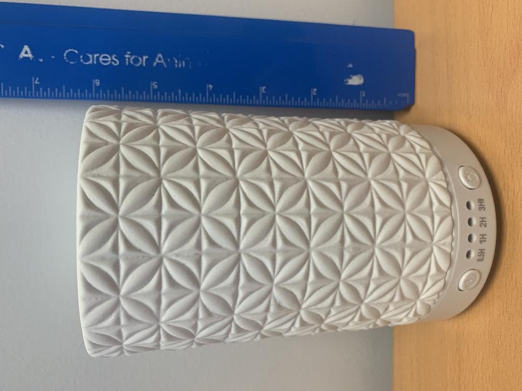 AN ELECTRONIC PLUG IN DIFFUSER WITH SETTINGS FROM 0.5H TO 3 HRS. IT ALSO HAS A LIGHT INDICATER. THE AROMA DIFFUSER DETERMINES THE CHARACTER OF THE WHOLE.