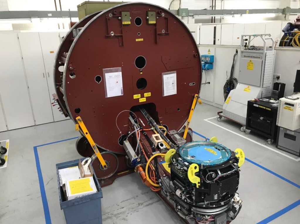 THIS APPARATUS CAN PRODUCE X-RAYS WHICH ARE USED FOR ONCOLOGY.

THE APPARATUS CONSISTS OF A PARTICLE ACCELERATOR WHICH USES VOLTAGES OF SEVERAL TENS OF THOUSANDS OF VOLTS TO ACCELERATE SUB-ATOMIC PARTICLES TO CLOSE TO THE SPEED OF LIGHT, ALONG A WAVEGUIDE AND THEN HIT A TUNGSTEN TARGET WHICH GENERATES THE X-RAY.