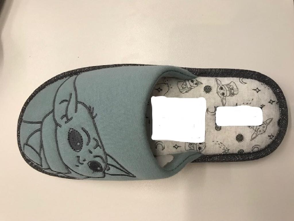 A MULE STYLE SLIPPER WITH A CLOSED IN TOE, WITH A FAMOUS FILM LOGO ON THE FRONT OF THE SLIPPER. UPPERS OF TEXTILE, OUTER SOLES OF PLASTIC COVERED WITH TEXTILE.