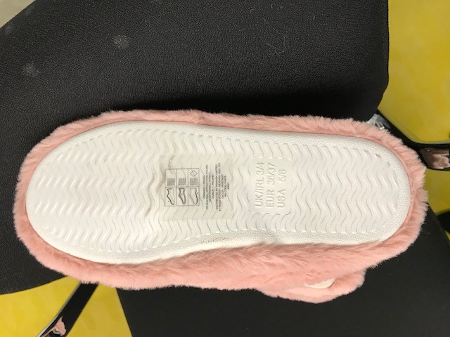 A SLIPPER BOOT WITH UPPERS MADE OF FAUX FUR;  TWO MATCHING POM POMS ON THE SIDE, COVERING THE ANKLE; UPPERS OF TEXTILE, OUTER SOLES OF PLASTIC COVERED WITH TEXTILE.