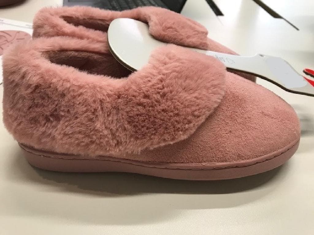 A MOCCASIN STYLE SLIPPERS WITH UPPERS OF TEXTILE, OUTER SOLES OF PLASTIC COVERED WITH TEXTILE.