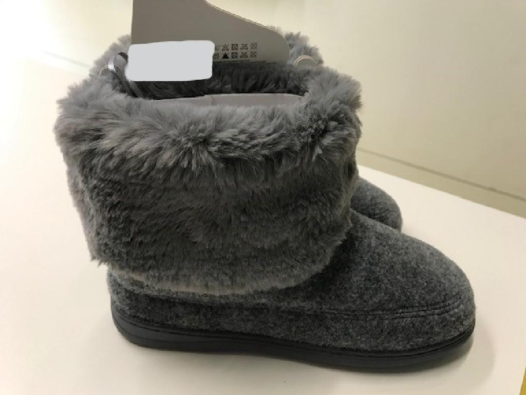 A BOOT STYLE SLIPPER WITH FAUX FUR ANKLE CUFF; UPPERS OF TEXTILE, OUTER SOLES OF PLASTIC COVERED WITH TEXTILE. THE TEXTILE IS CONSIDERED TO BE THE SURFACE IN GREATEST CONTACT WITH THE GROUND AND HAS SUFFICIENT WEARING PROPERTIES AS PER
THE MARTINDALE ABRASION REPORT AND PASSED AT 51,200 REVOLUTIONS PER MINUTE.