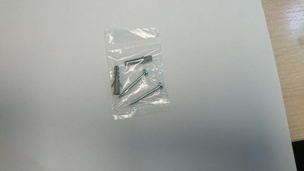 SCREW PACK CONTAINING:
2 NO.6 (3.5MM) CHIPBOARD SCREWS, TYPE CB POINTED 32.0MM LONG WITH POZI DRIVE NO.2 RECESS. STEEL, ZINC PLATED AND CLEAR DE-EMBRITTLED
2 PLASTIC WALL PLUGS
ALL CONTAINED IN SEALED, CLEAR PLASTICS BAG. USED IN THE INSTALLATION OF SMOKE ALARMS.
THREADED SCREWS OF STEEL