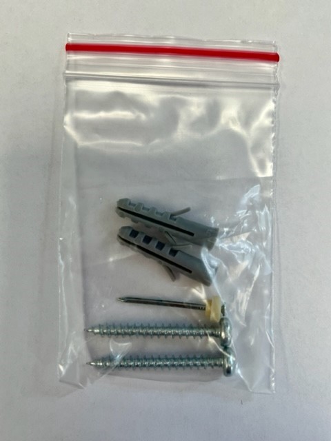 SCREW PACK CONTAINING:
2 x No.6 (3.5mm) chipboard screws. Type CB pointed 32.0mm long with pozi drive No.2 recess. Screw material: Steel, zinc plated & clear de-embrittled
2 x plastic wall plugs
1 x 1.4mm x 25mm zinc plated nail
1 x nylon panel pin spacer
All contained in sealed, clear plastic bag.
Used in the installation of smoke alarms