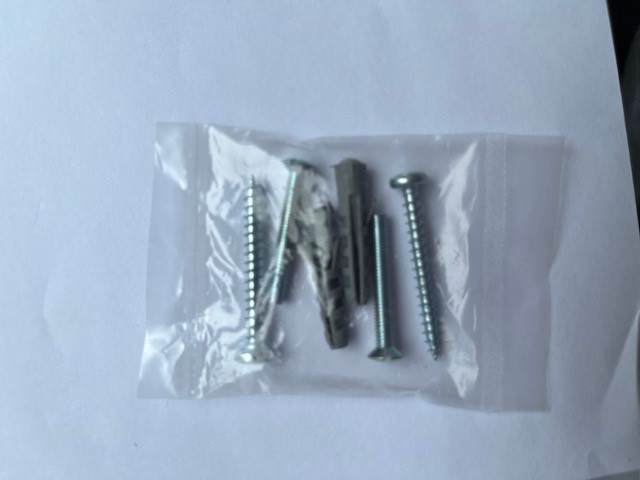 Screw Pack containing:
2 x No.6 x 1 1/4 Pan Pozi Woodscrew zinc
2 x Grey wall plug
2 x 3.5 x 25 csk slot raised machine screw zinc all in a sealed plastic bag,