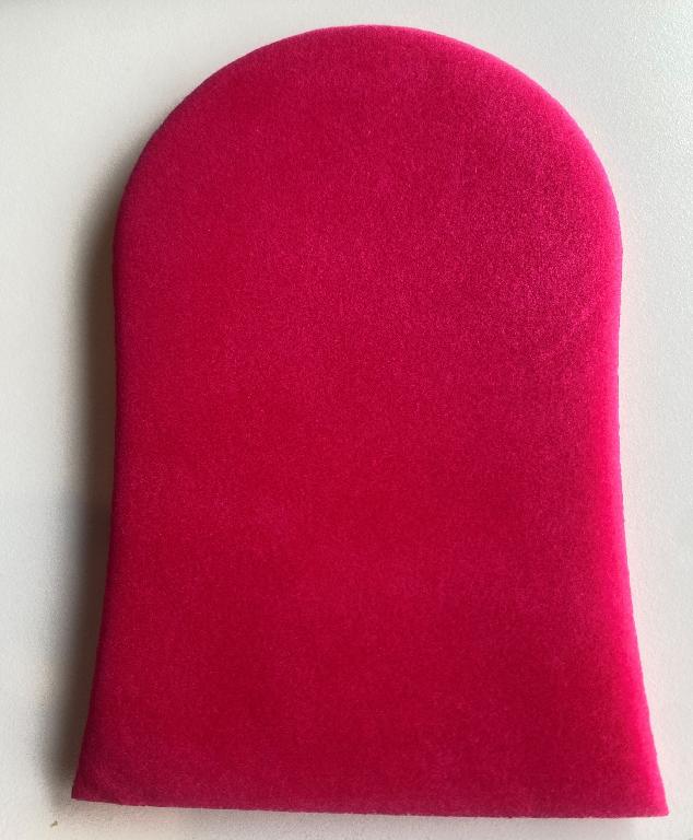 Mitt for the application of cosmetics. 

Both sides are made of plastic foam flocked with textile material to create a velvet effect. It is used to apply bronzer lotion.