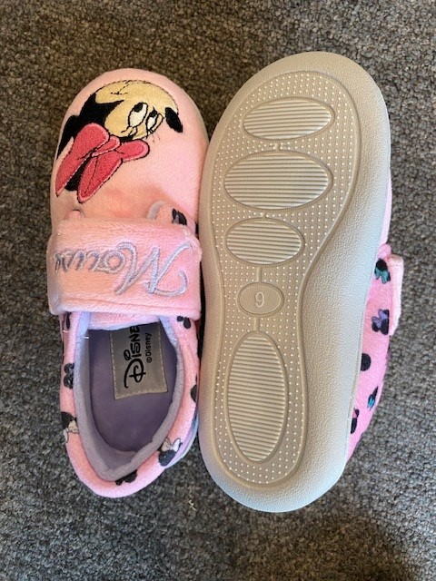 CHILDREN'S MOCCASIN STYLE SLIPPERS WITH UPPERS OF TEXTILE, OUTER SOLES OF PLASTIC COVERED WITH TEXTILE..
ANALYSIS DETERMINED THAT RUBBER IS THE MATERIAL WITH THE GREATEST SURFACE AREA ON THE SOLE.