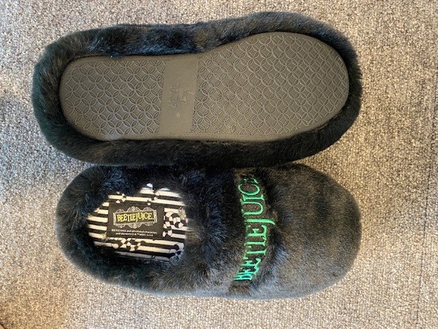 LADIES FAUX FUR MULE STYLE SLIPPER WITH A CLOSED IN TOE. UPPERS OF TEXTILE, OUTER SOLES OF PLASTIC COVERED WITH TEXTILE.
70% Plastic/Rubber
30% Textile