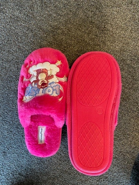 LADIES FAUX FUR MULE STYLE SLIPPER WITH A CLOSED IN TOE. UPPERS OF TEXTILE, OUTER SOLES OF PLASTIC COVERED WITH TEXTILE.
48% plastic
52% textile