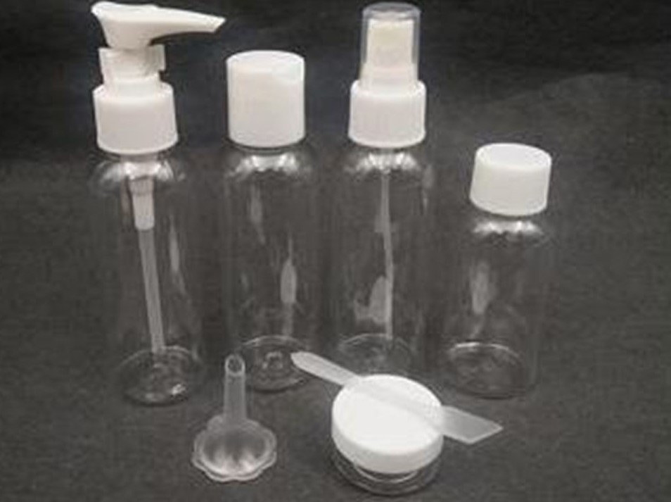 TRAVEL SET CONSISTING OF EMPTY BOTTLES AND CONTAINERS FOR COSMETICS. THE KIT IS DESIGNED FOR THE STORAGE AND TRANSPORT OF LIQUIDS, CREAMS AND OTHER PERSONAL CARE PRODUCTS. A FUNNEL AND SPATULA ARE INCLUDED IN THE SET TO FACILITATE THE FILLING OF THE CONTAINERS. THE ITEMS ARE PACKAGED IN A RESEALABLE ZIPPED PLASTIC BAG FOR RETAIL SALE.