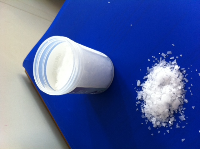 IL PRODOTTO SI PRESENTA IN SCAGLIE O FIOCCHI DI COLORE BIANCO E DI CONSISTENZA CEROSA, UNTUOSO AL TATTO.
VIENE IMPIEGATO NELLE PREPARAZIONI COSMETICHE E PER LA CURA DELLA PERSONA. 
E’ PRESENTATO IN CONFEZIONE NON ORIGINALE. 
CONSERVAZIONE: 1 ANNO IN CONTENITORE CHIUSO AL DI SOTTO DI 35°C  IN AMBIENTE AREATO.