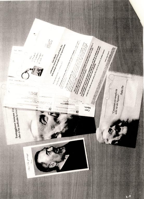 KIT COMPOSTO DA STAMPATI CARTACEI E GADGET DI SCARSO VALORE. L'ARTICOLO E' COMPOSTO DA STAMPATI CARTACEI IN FORMATO A4 RAFFIGURANTI IMMAGINI SACRE O SIMILARI AVENTI FINALITA' PROMOZIONALI PER RACCOLTA FONDI A FAVORE DI ENTI. L'ARTICOLO E' CONTENUTO IN UNA BUSTA POSTALE E OLTRE AGLI STAMPATI E' PRESENTE IL BOLLETTINO PRECOMPILATO DA UTILIZZARE PER L'EVENTUALE CONTRIBUTO. L'ARTICOLO PUO' ESSERE COMPLETATO DA GADGET DI MODICO VALORE QUALI UNA BIRO E/O UN PORTACHIAVI E/O BIGLIETTI DI AUGURI COMUNQUE FINALIZZATI A SODDISFARE LA MEDESIMA ESIGENZA PROMOZIONALE DI RACCOLTA FONDI.