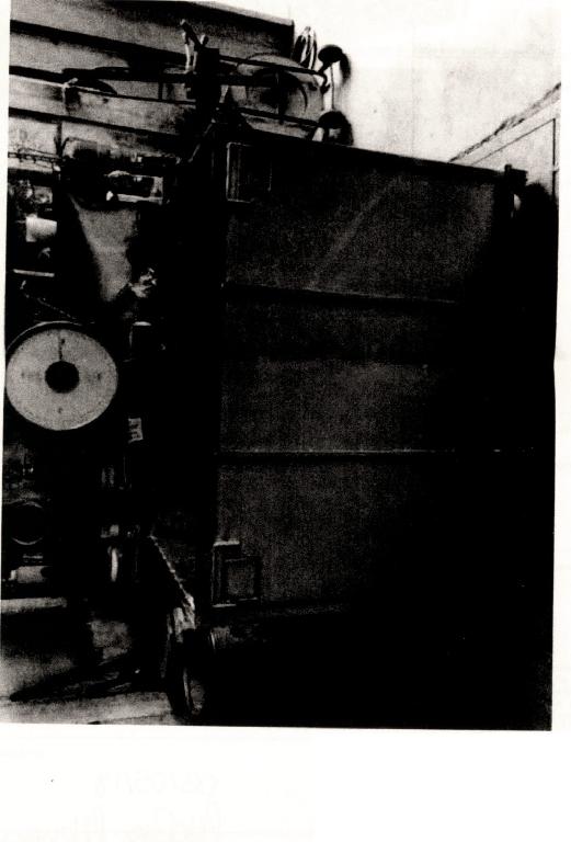CASSA IN LAMIERA ZINCATA. L'ARTICOLO, PER DICHIARAZIONE DI PARTE, E' COSTITUITO IN FERRO ED IMMERSO NELLO ZINCO PER PRESERVARLO DALLA RUGGINE. LA CASSA E' UTILIZZATA COME IMBALLAGGIO PER CONTENERE MATERIALIE SOLIDO FINO A 1200 KG CIRCA. IL CONTENITORE NON E' CONCEPITO PER ESSERE FISSATO OD AGGANCIATO DURANTE IL TRASPORTO. LE SPONDE DELLA CASSA SONO SMONTABILI. LE MISURE DELL'ARTICOLO SONO (CM) 150 X 110 X 100 h.