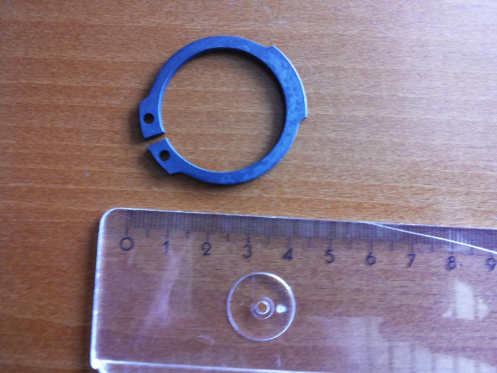 ANELLO D'ACCIAIO ELASTICO (C.D. SEEGER). L'ARTICOLO PRESENTA UNA CIRCONFERENZA NON COMPLETA, CARATTERIZZATA DA UN FORO ALLE DUE ESTREMITÀ. L'ARTICOLO, A SECONDA DEL MODELLO, PUÒ AVERE DIVERSE DIMENSIONI ED È REALIZZATO IN ACCIAIO PER MOLLE. L'ARTICOLO HA LO SCOPO DI BLOCCARE DEI COMPONENTI FRA LORO ASSEMBLATI E VIENE APPLICATO SU ALBERI, ASTE O TUBI.