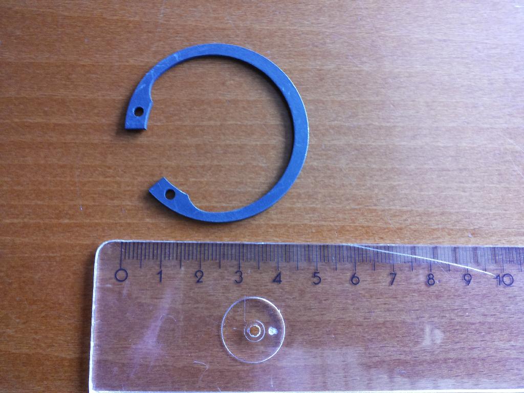 ANELLO D'ACCIAIO ELASTICO (SEEGER) LA CUI CIRCONFERENZA NON È COMPLETA, CARATTERIZZATO DA UN FORO ALLE DUE ESTREMITÀ. L'ARTICOLO, A SECONDA DEL MODELLO, PUÒ AVERE DIVERSE DIMENSIONI ED È REALIZZATO IN ACCIAIO PER MOLLE. L'ARTICOLO HA LO SCOPO DI BLOCCARE DEI COMPONENTI FRA LORO ASSEMBLATI E VIENE APPLICATO SU ALBERI, ASTE O TUBI.