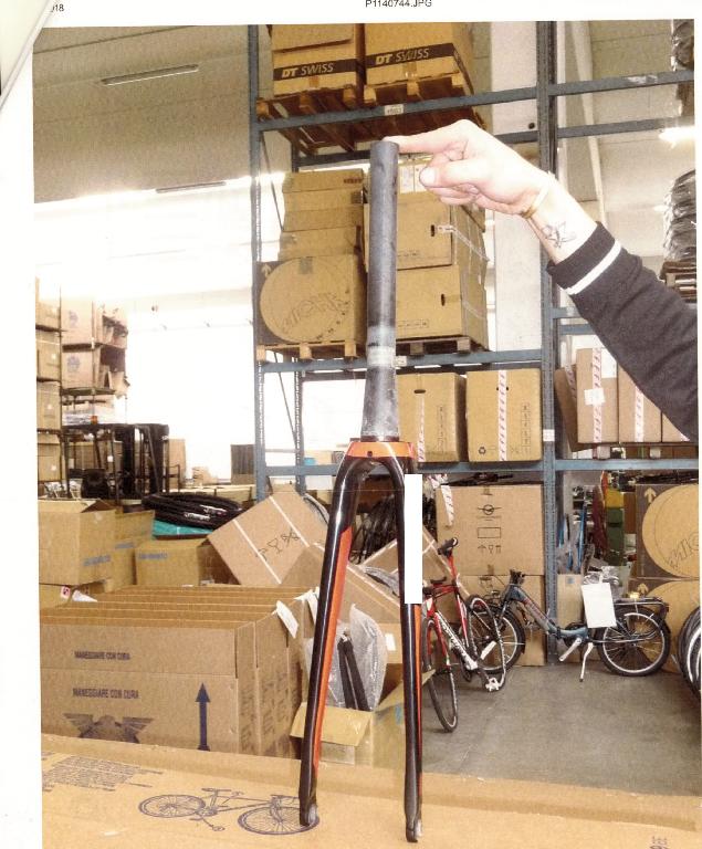 FORCELLA ANTERIORE RIGIDA. L'ARTICOLO E' COSTRUITO SU DISEGNO DELL'IMPORTATORE E SI PRESENTA ALL'IMPORTAZIONE VERNICIATO. IL PRODOTTO E' IN CARBONIO ED E' DESTINATO ALLA FABBRICAZIONE DI BICICLETTE.
