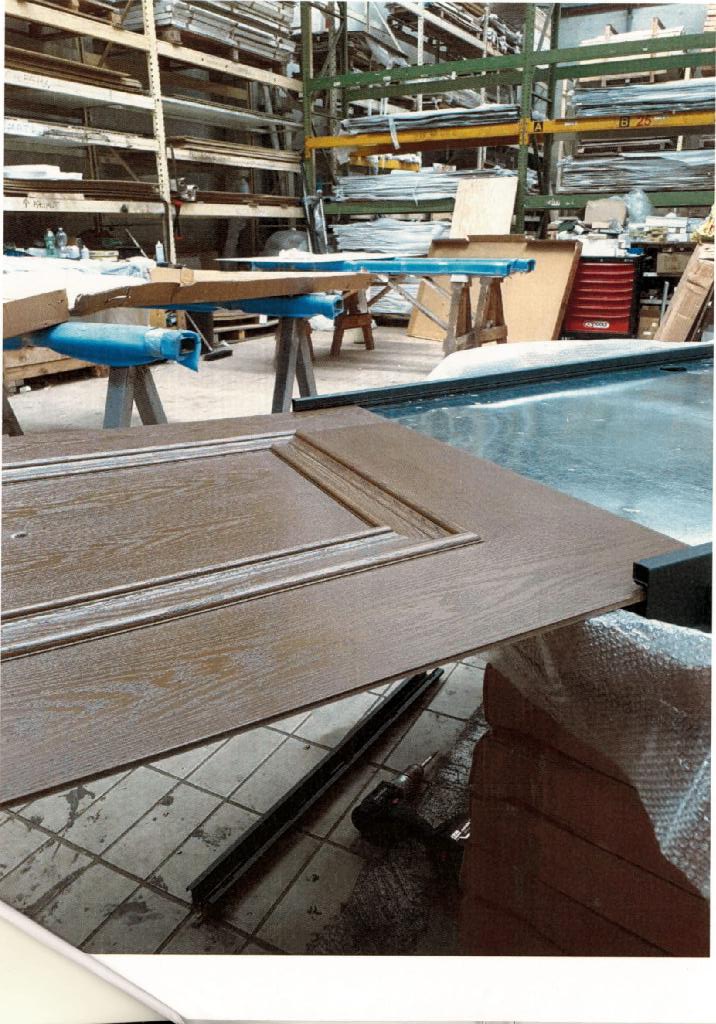 PANNELLO PER PORTA BLINDATA, DECORATO CON DISEGNI A RILIEVO NEGATIVO O POSITIVO CON SUPERFICIE A IMITAZIONE VENATURA LEGNO, SIA IN COLORI RAL CHE IN EFFETTO LEGNO TINTO.
IL PANNELLO È REALIZZATO CON CORTI FILAMENTI DI FIBRA DI VETRO DI LUNGHEZZA MEDIA 3 CM CIRCA, INGLOBATI IN RESINA POLIESTERE CATALIZZATA A CALDO DURANTE IL PROCESSO INDUSTRIALE DI FORMATURA, TRAMITE SCHIACCIAMENTO SOTTO PRESSIONE (CIRCA 100ATE) ATTRAVERSO SPECIFICI STAMPI. I PANNELLI VENGONO SUCCESSIVAMENTE VERNICIATI, SENZA ALTERARE LA FINITURA SUPERFICIALE EFFETTO LEGNO.
IL PANNELLO È COMPOSTO IN PERCENTUALE DAI SEGUENTI MATERIALI: 
FIBERGLASS 55%
RESINA POLIESTERE INSATURA 25%
FILLINFG 15%
RELEASE AGENT 2%
PASTA PIGMENTATA 3%.
DIMENSIONI DEL PANNELLO: 90X210 CM CIRCA PER UNO SPESSORE PERIMETRALE DI MM6.
ALCUNI MODELLI, CON DISEGNI A RILIEVO NEGATIVO PROFONDO NECESSITANO DI UNO SPESSORE COMPLESSIVO DI CIRCA 18/20 MM:IN QUESTO CASO IL PANNELLO VIENE SUPPORTATO DA MULTISTRATO O HDF.