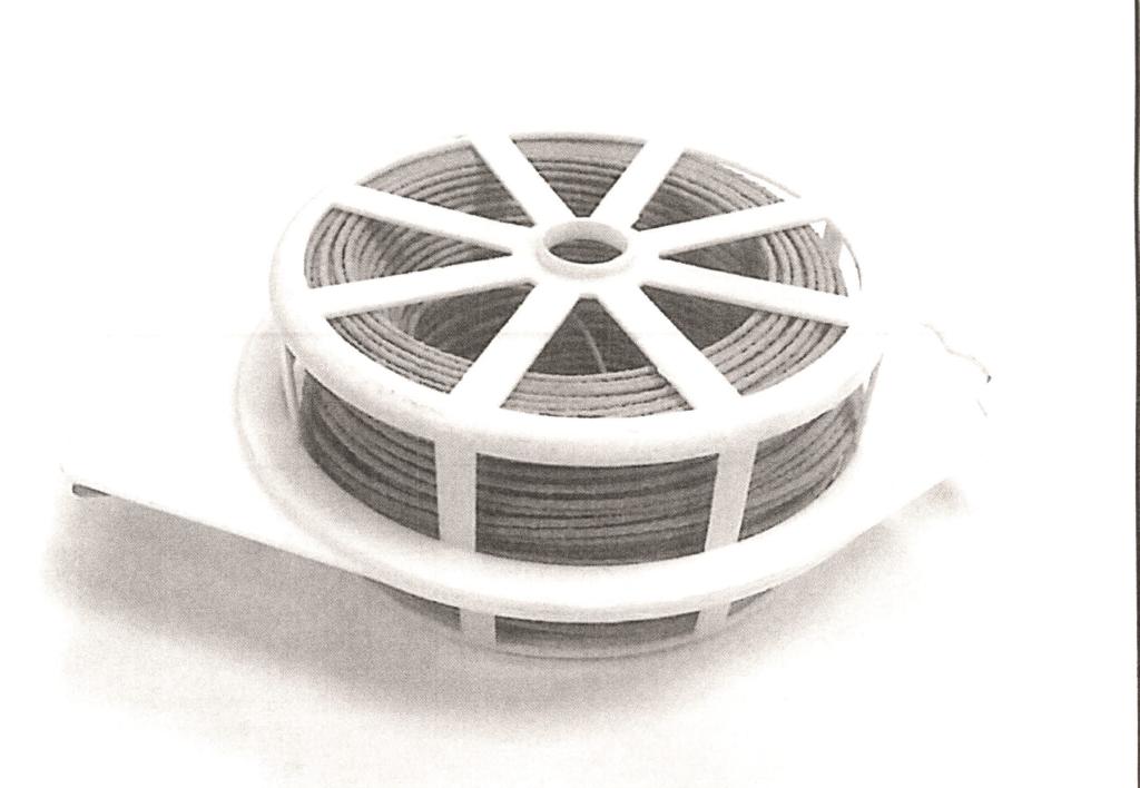 BOBINETTA DI FILO PER GIARDINO. IL FILO AVVOLTO NELLA BOBINA PRESENTA UN'ANIMA IN ACCIAIO ED UN RIVESTIMENTO IN CARTA ED E' UTILIZZATO PER LEGARE PIANTE, FIORI ETC. LA LUNGHEZZA DEL FILO E' DI 100 METRI.