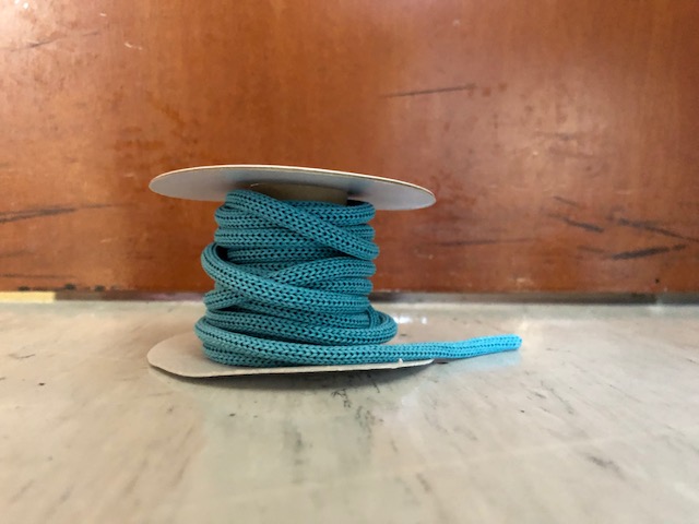 STOFFA A MAGLIA TUBOLARE OTTENUTA TRAMITE LAVORAZIONE DI PASTA DI CARTA VELINA RITORTA.
LA STOFFA NON E' A PELO LUNGO NE' RICCIA (VOCE 6001) E NON CONTIENE FILATI DI ELASTOMERI O FILI DI GOMMA STOFFA (VOCE 6002).
LARGHEZZA TUBOLARE SCHIACCIATO 6,29 MILLIMETRI.

LA MERCE SI PRESENTA AVVOLTA SU BOBINA DI CARTA.