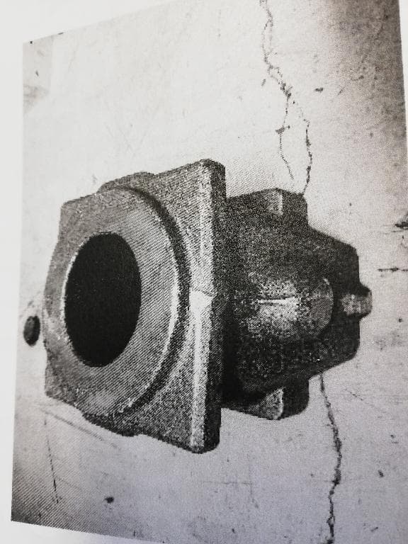 GETTO DI GHISA. L'ARTICOLO E' OTTENUTO COLANDO DIRETTAMENTE IL METALLO ALLO STATO LIQUIDO IN UNO SPECIFICO MODELLO/FORMA, LASCIANDOVELO POI SOLIDIFICARE E RAFFREDDARE. IL GETTO FINALE SI PRESENTA COME UNA FUSIONE GREZZA IN GHISA GRIGIA, DI FORMA CONCAVA, CON UN FORO CENTRALE  ED UNA SERIE DI SAGOMATURE E PROFILATURE. L'ARTICOLO NECESSITA DI ULTERIORI LAVORAZIONI PER ESSERE DESTINATO AL SETTORE DELL'INDUSTRIA OLEODINAMICA.
