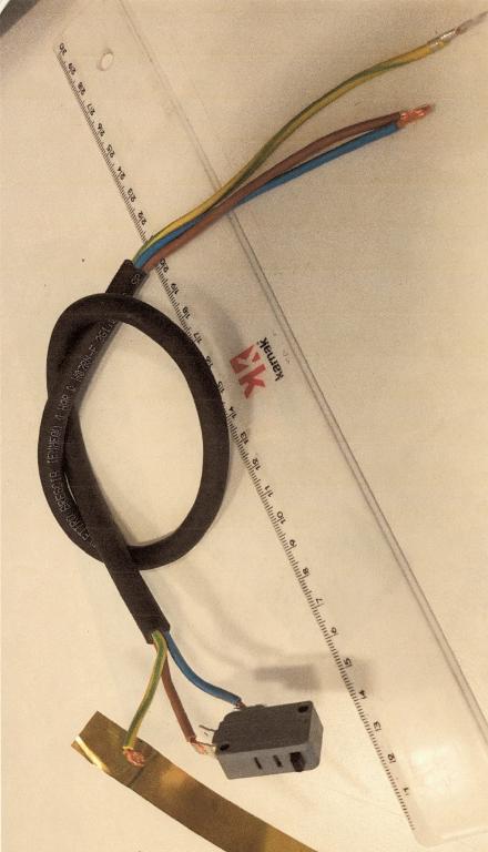 CABLAGGIO CON MICROINTERRUTTORE. L'ARTICOLO E'  COSTITUITO DA UN MICROINTERRUTTORE CON POTENZA FINO A 2 Hp A 250VAC (VOLT ALTERNATING CURRENT) 10 AMPERE,  COLLEGATO A CAVO ELETTRICO DI LUNGHEZZA INFERIORE A 1 MT E CON SEZIONE RAME INFERIORE A 2mmq. PUO' ESSERE PRESENTE UNA LAMINA DI TERRA O PARTICOLARI STAMPATI DI PLASTICA CHE HANNO LA FUNZIONE DI CONTENITORE. PER DICHIARAZIONE DI PARTE, L'ARTICOLO NECESSITA DI ULTERIORI LAVORAZIONI PER ESSERE UTILIZZATO NELLA REALIZZAZIONE DI STRUMENTI DI INDICAZIONE DEL LIVELLO DI LIQUIDI.