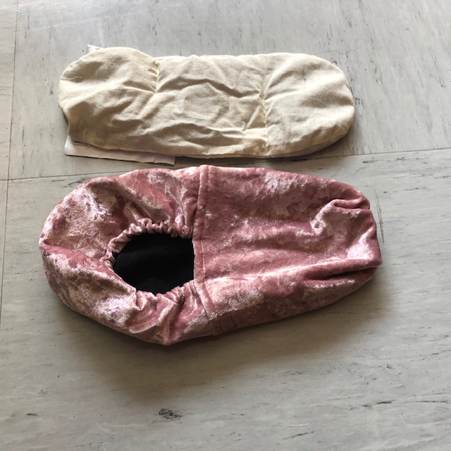 SCALDAPIEDI A FORMA DI PANTOFOLE.
IL PRODOTTO E' RISCALDABILE NEL FORNO A MICROONDE ED E' UTILIZZATO PER MANTENERE I PIEDI AL CALDO.
OGNI PANTOFOLA CONTIENE PERLINE DI CERAMICA RACCOLTE IN UN INVOLUCRO TESSILE (COTONE).
LE PERLINE DI CERAMICA CONFERISCONO AL PRODOTTO IL CARATTERE ESSENZIALE.