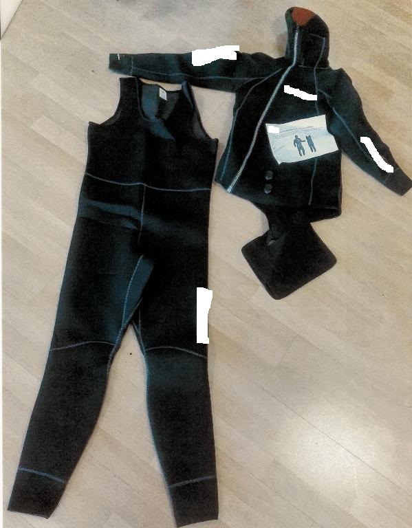 MUTA SUBACQUEA SALOPETTE PANTALONE LUNGO + GIACCA CON MANICA LUNGA E CON CAPPUCCIO INTEGRATO.
IL PRODOTTO E' UTILIZZATO NELLE IMMERSIONI SUBACQUEE.
SI COMPONE PRINCIPALMENTE DI NEOPRENE RICOPERTO SIA INTERNAMENTE CHE ESTERNAMENTE DA UN TESSUTO A MAGLIA DI FIBRA SINTETICA. POICHE' IL NEOPRENE SI COMBINA SU ENTRAMBI I LATI CON TESSUTO, QUEST'ULTIMO CONFERISCE AL MATERIALE IL CARATTERE ESSENZIALE DI TESSUTO.
SOLAMENTE PICCOLE PARTI INTERNE, CORRISPONDENTI ALLE VARIE ESTREMITA', SONO DI GOMMA ALVEOLARE IMPRESSA COPERTA SOLO SU DI UN LATO (ALL'ESTERNO DELL'INDUMENTO) CON UN TESSUTO A MAGLIA.
LA GIACCA COPRE IL BUSTO FINO AL CAVALLO E LA CHIUSURA A ZIP, PRESENTE SULLA PARTE ANTERIORE, PARTE DALL'ESTREMITA' INFERIORE DELLA GIACCA ED ARRIVA FINO ALLA BASE DEL CAPPUCCIO. LA SALOPETTE COPRE IL BUSTO DALLE SPALLE CON DUE BRETELLE  E LE GAMBE FINO ALLA CAVIGLIA.