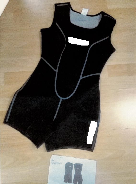 MUTA SUBACQUEA CORTA SENZA MANICHE.
L'INDUMENTO VIENE INDOSSATO SOTTO LA MUTA UMIDA ALLO SCOPO DI AUMENTARE LA PROTEZIONE TERMICA.
SI COMPONE PRINCIPALMENTE DI NEOPRENE RICOPERTO SIA INTERNAMENTE CHE ESTERNAMENTE DA UN TESSUTO A MAGLIA DI FIBRA SINTETICA. POICHE' IL NEOPRENE SI COMBINA SU ENTRAMBI I LATI CON TESSUTO, QUEST'ULTIMO CONFERISCE AL MATERIALE IL CARATTERE ESSENZIALE DI TESSUTO.
L'INDUMENTO COPRE IL BUSTO FINO A META' COSCIA.