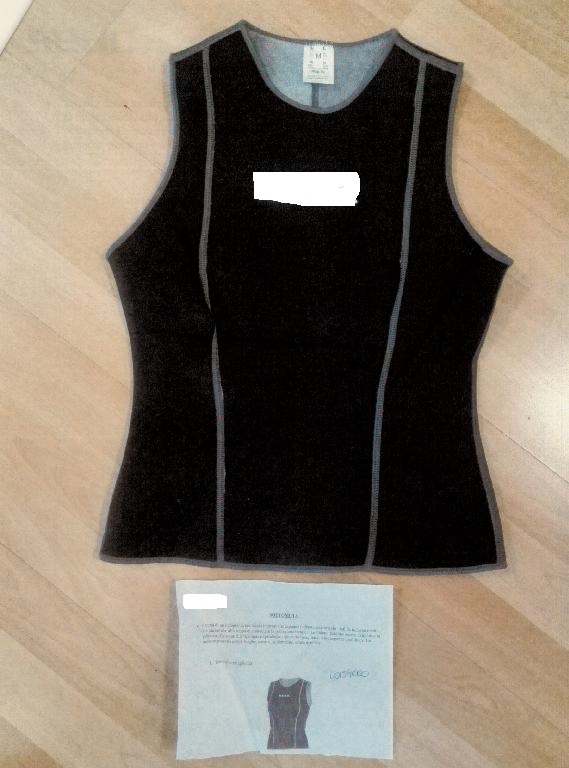 MUTA SUBACQUEA SENZA MANICHE MODELLO CANOTTA.
L'INDUMENTO VIENE INDOSSATO SOTTO LA MUTA UMIDA ALLO SCOPO DI AUMENTARE LA PROTEZIONE TERMICA.
SI COMPONE PRINCIPALMENTE DI NEOPRENE RICOPERTO SIA INTERNAMENTE CHE ESTERNAMENTE DA UN TESSUTO A MAGLIA DI FIBRA SINTETICA. POICHE' IL NEOPRENE SI COMBINA SU ENTRAMBI I LATI CON TESSUTO, QUEST'ULTIMO CONFERISCE AL MATERIALE IL CARATTERE ESSENZIALE DI TESSUTO.