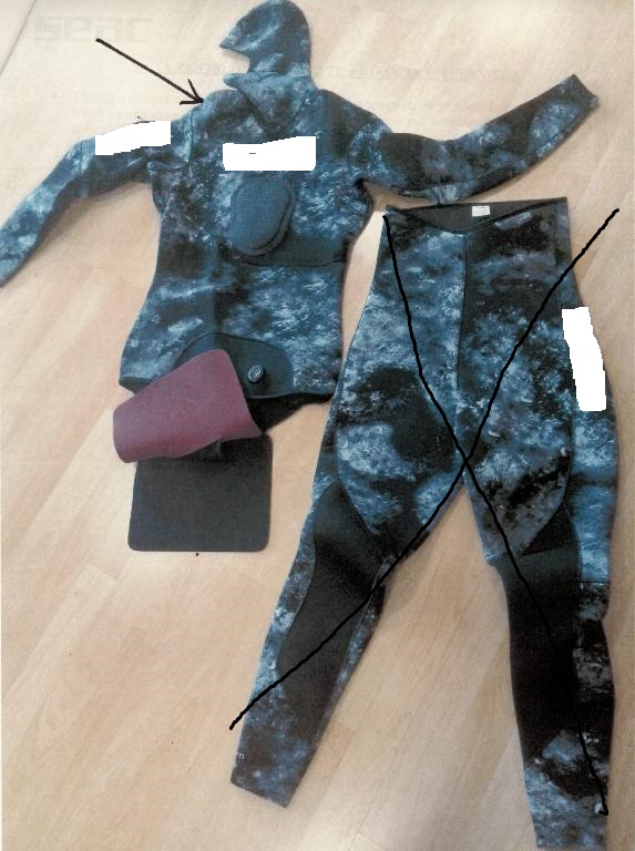 GIACCA DI MUTA SUBACQUEA
IL PRODOTTO E' UTILIZZATO PER LA PESCA SUBACQUEA.
SI COMPONE DI NEOPRENE COMBINATO ESTERNAMENTE CON TESSUTO A MAGLIA DI FIBRA SINTETICA.
LA GIACCA HA LE MANICHE LUNGHE E COPRE IL BUSTO FINO AL CAVALLO. E' DOTATA DI CAPPUCCIO INTEGRATO.