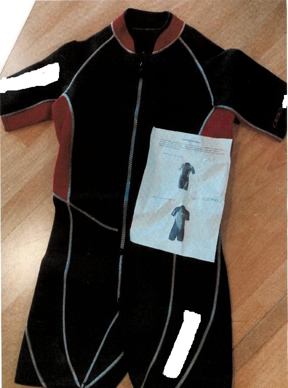MUTA SUBACQUEA CON MANICHE CORTE E PANTALONE CORTO.
IL PRODOTTO E' UTILIZZATO NELLE IMMERSIONI SUBACQUEE O PER SNORKELING IN ACQUE CALDE.
SI COMPONE PRINCIPALMENTE DI NEOPRENE RICOPERTO SIA INTERNAMENTE CHE ESTERNAMENTE DA UN TESSUTO A MAGLIA DI FIBRA SINTETICA. POICHE' IL NEOPRENE SI COMBINA SU ENTRAMBI I LATI CON TESSUTO, QUEST'ULTIMO CONFERISCE AL MATERIALE IL CARATTERE ESSENZIALE DI TESSUTO.
LA MUTA COPRE IL BUSTO FINO A META' COSCIA E PRESENTA SULLA PARTE ANTERIORE UN'APERTURA PARZIALE CHE SI CHIUDE CON UNA CERNIERA LAMPO CHE VA DAL PUNTO VITA FINO ALLA BASE DEL COLLO.