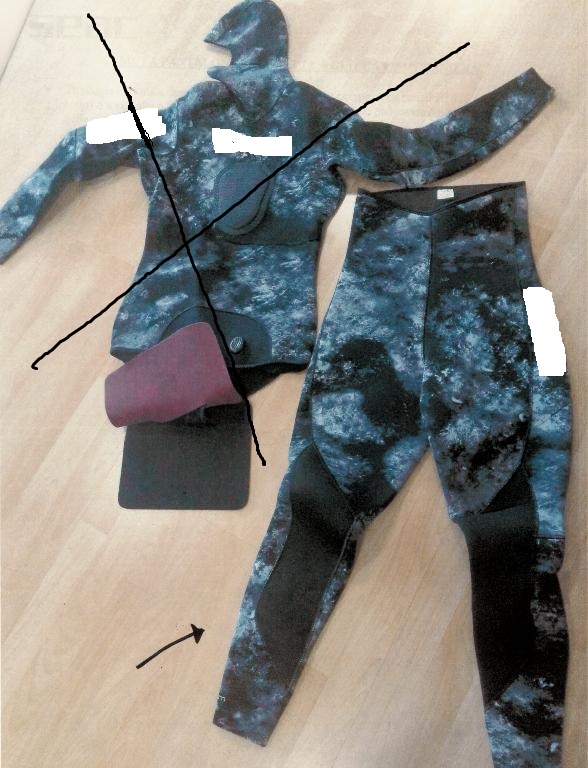 PANTALONE DI MUTA SUBACQUEA.
IL PRODOTTO E' UTILIZZATO PER LA PESCA SUBACQUEA.
SI COMPONE DI NEOPRENE COMBINATO ESTERNAMENTE CON TESSUTO A MAGLIA DI FIBRA SINTETICA.
IL PANTALONE E' A VITA ALTA E COPRE LE GAMBE FINO ALLA CAVIGLIA.