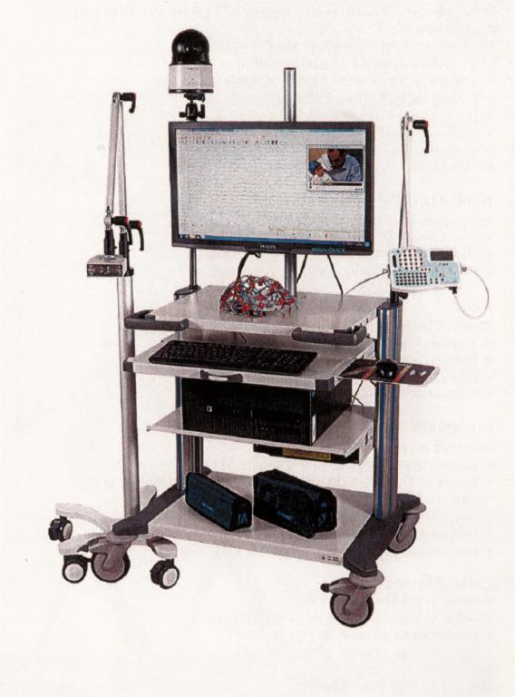 APPARECCHIATURA PER ELETTROENCEFALOGRAFIA (EEG). L'ARTICOLO E' UNA MACCHINA UTILIZZATA NELL'AMBITO DELLA DIAGNOSTICA PER IL SETTORE DELLA NEUROFISIOLOGIA E, PER DICHIARAZIONE DI PARTE, SI COMPONE DI UN COMPUTER DOTATO DI MONITOR, UN REGISTRATORE DI SEGNALI EEG, UN FOTOSTIMOLATORE VISIVO, UN TRASFORMATORE D'ISOLAMENTO, UNA TELECAMERA, UNA CUFFIA CON ELETTRODI PER REGISTRARE IL SEGNALE EEG, UNA BORSETTA PER CONTENERE IL REGISTRATORE, SUPPORTI E CAVI DI COLLEGAMENTO PER I VARI COMPONENTI.
L'ARTICOLO SVOLGE LA FUNZIONE DI REGISTRAZIONE E AMPLIFICAZIONE DI SEGNALI EEG.